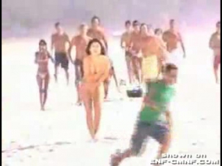 model loses her swimsuit on a crowded beach
